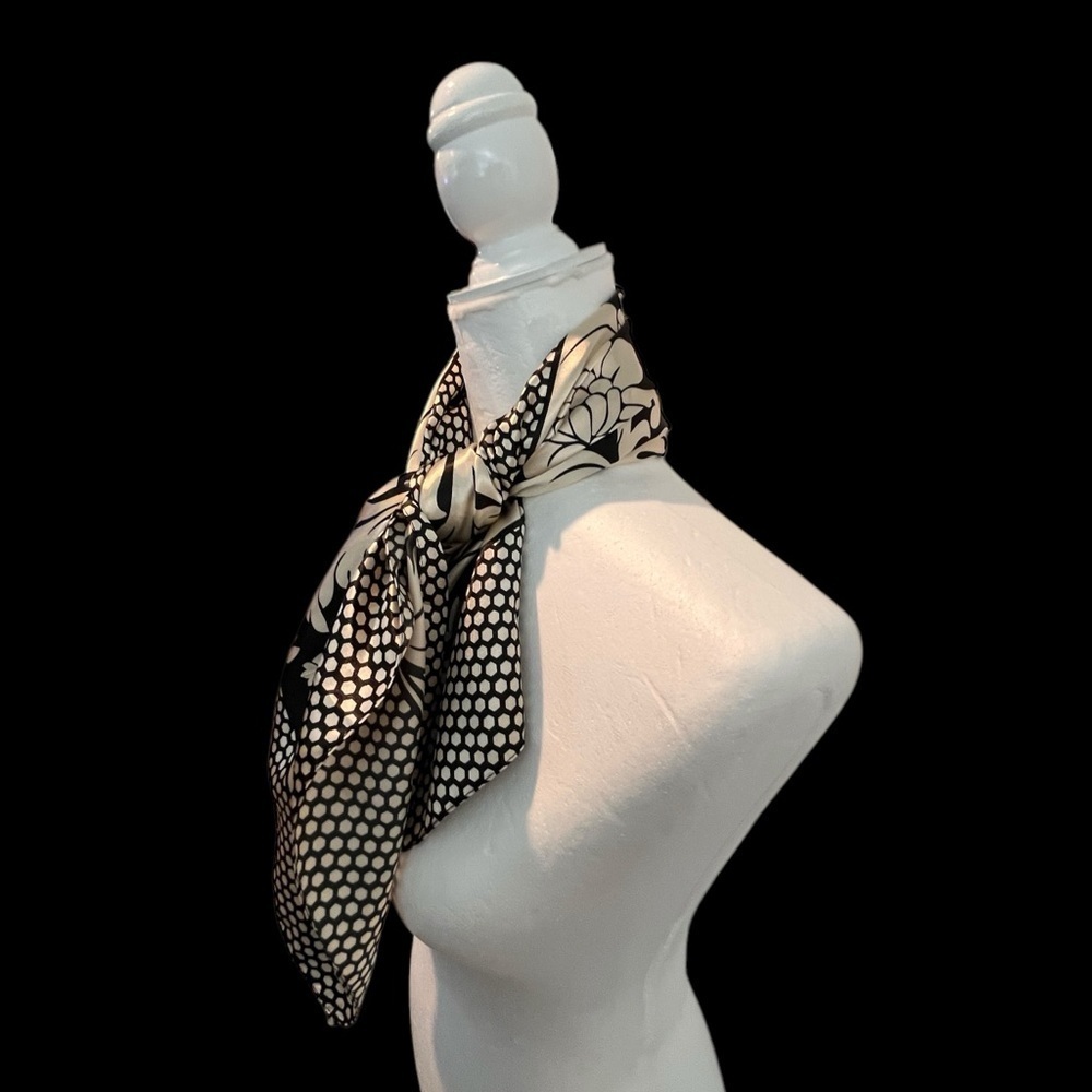 Elegant Black and Cream Scarf - Picture 2 of 3